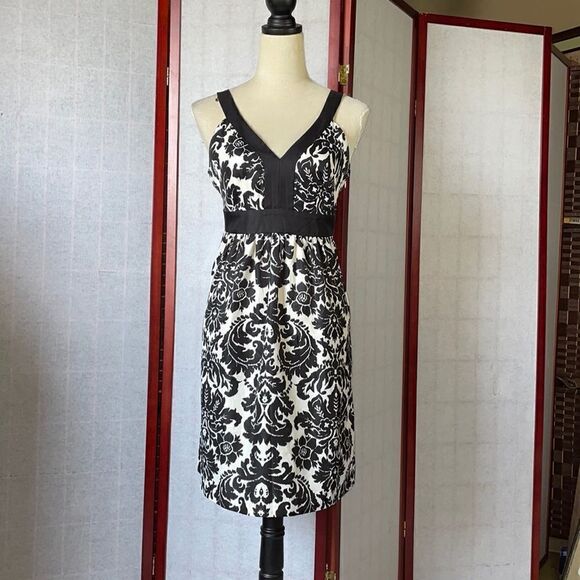 Ann Taylor LOFT Black & White Floral Dress w/Zipper on the Side (Size: 6P) - Picture 2 of 11